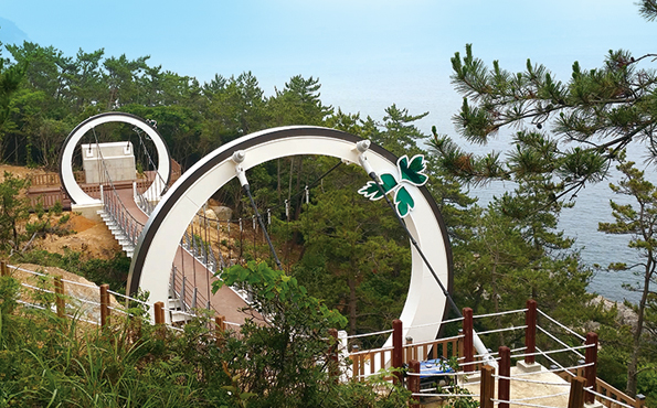 장군과 수군 등이 거북선을 사이에 두고 거리행진